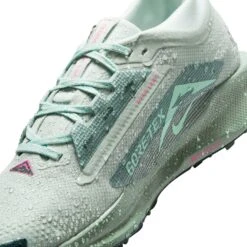 Nike Men’s React Pegasus Trail 5 GORE-TEX (013 - Light Silver/Seaweed/Clay Green) -TCRunning Shop AURORA FQ0908 013 PHSYD003 2000